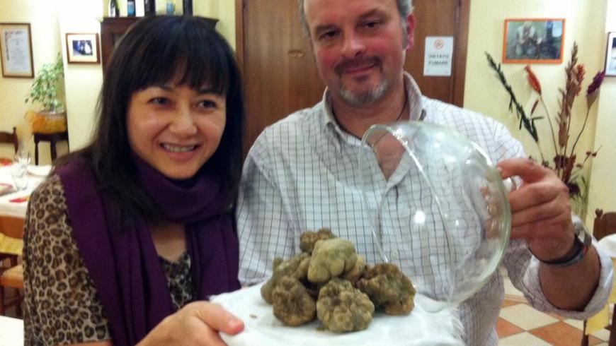 Franco Novelli esibisce alcuni esemplari di tartufo bianco