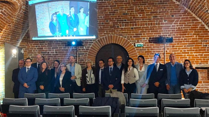 Foto di gruppo con docenti, studentesse e studenti del master SISTEM